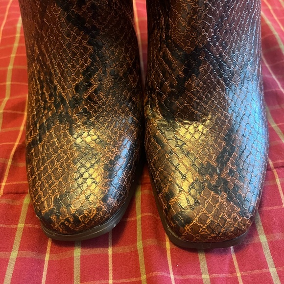 Snakeskin print ankle boots - Picture 10 of 12